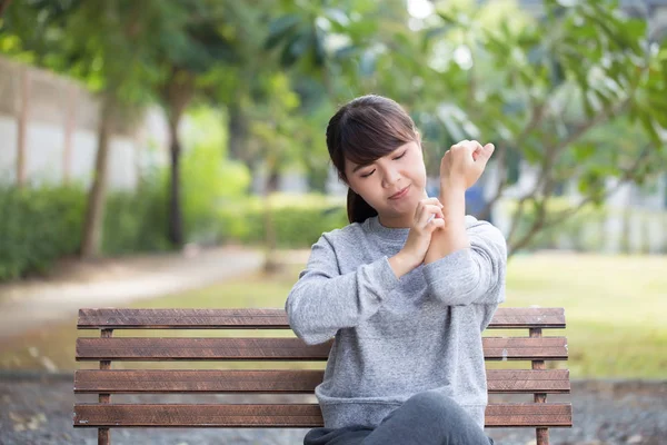 女人抓她的皮肤 — 图库照片