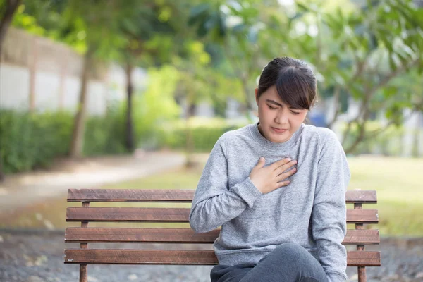 La mujer tiene ácidos de reflujo en el parque — Foto de Stock