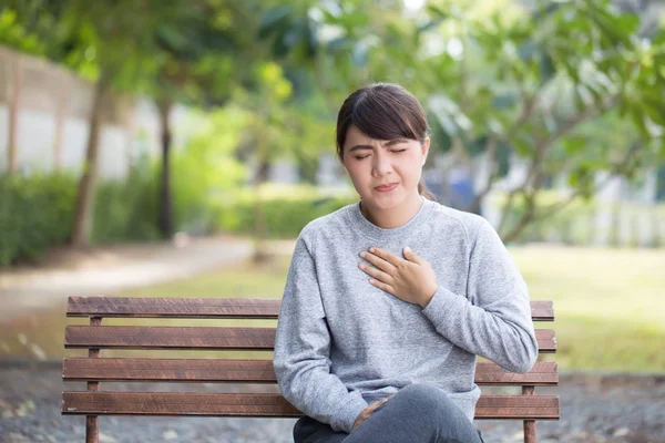 La mujer tiene ácidos de reflujo en el parque — Foto de Stock