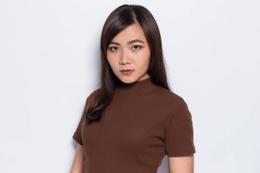 İsolaed arka plan üzerinde Asyalı kadın