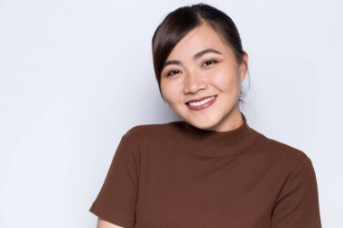 Asyalı kadın isolaed arka plan üzerinde mutlu