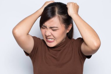 Tecrit edilmiş öfkeli bir kadın.