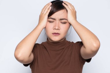 kadın baş ağrısı vardır.