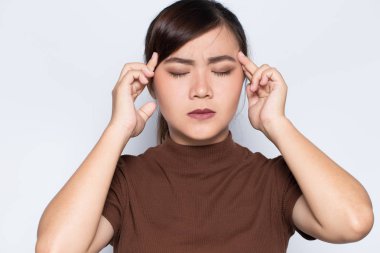 kadın baş ağrısı vardır.