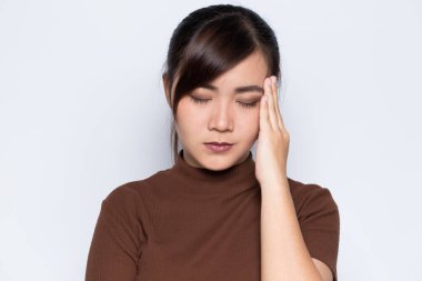 kadın baş ağrısı vardır.