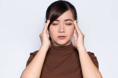 kadın baş ağrısı vardır.