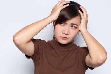 kadın baş ağrısı vardır.