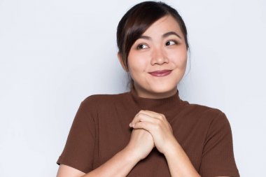 Asyalı kadın isolaed arka plan üzerinde mutlu