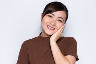 Asyalı kadın isolaed arka plan üzerinde mutlu