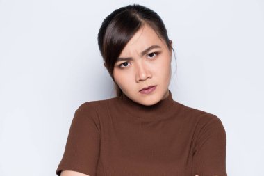 Tecrit edilmiş öfkeli bir kadın.