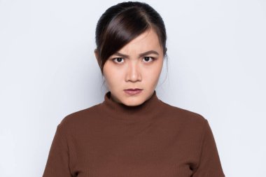 Tecrit edilmiş öfkeli bir kadın.