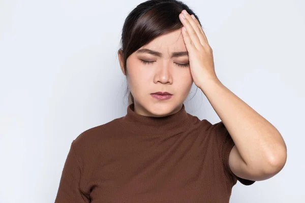 La mujer tiene dolor de cabeza — Foto de Stock