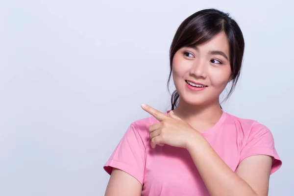 Asijské žena je šťastná ve isolaed pozadí — Stock fotografie