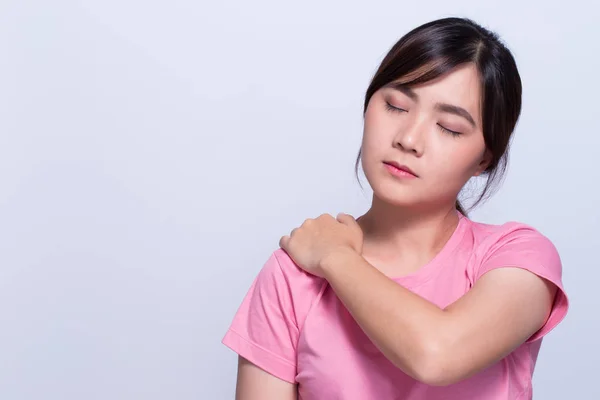 Mujer tiene dolor de hombro — Foto de Stock