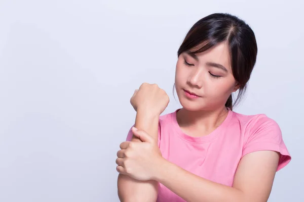 Mujer tiene dolor en el brazo — Foto de Stock