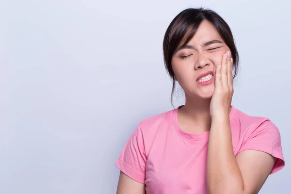 Kobieta ma ból zęba coppy przestrzeni — Zdjęcie stockowe