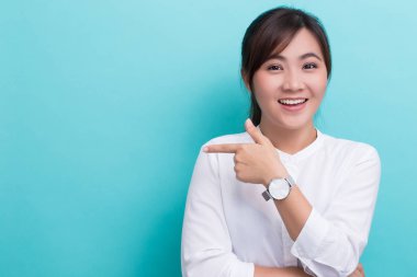 Mavi backgrou izole kopya alanı gösteren Asyalı kadın