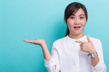 Mavi backgrou izole kopya alanı gösteren Asyalı kadın