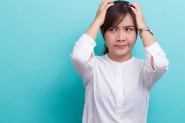 İzole arka plan üzerinde ciddi kadın