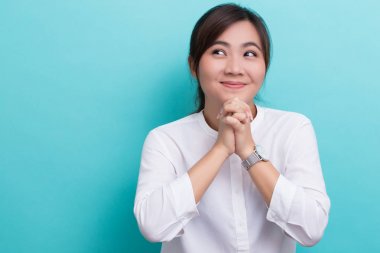 Asyalı kadın düşünüyor ve mutlu.