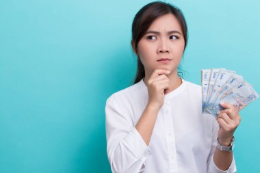 50 baht banknot kullanmayı planlayan Asyalı kadın.