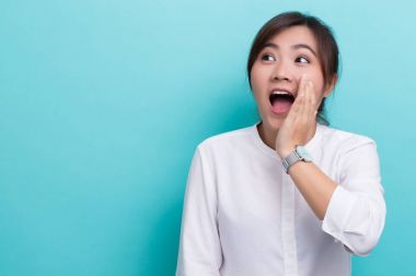 Asyalı kadın dedikodu jest yapmak