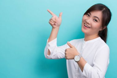 Mavi backgrou izole kopya alanı gösteren Asyalı kadın