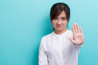 Kadın dur işareti yapıyor.