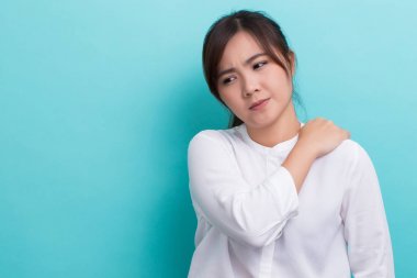 Kadının omuz ağrısı vardır