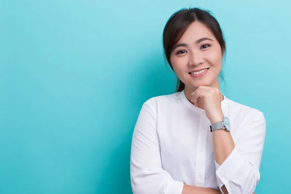 Asiatisk kvinna med sin klocka — Stockfoto
