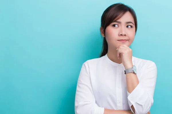 Asiatisk kvinna tänker på isolerad bakgrund — Stockfoto