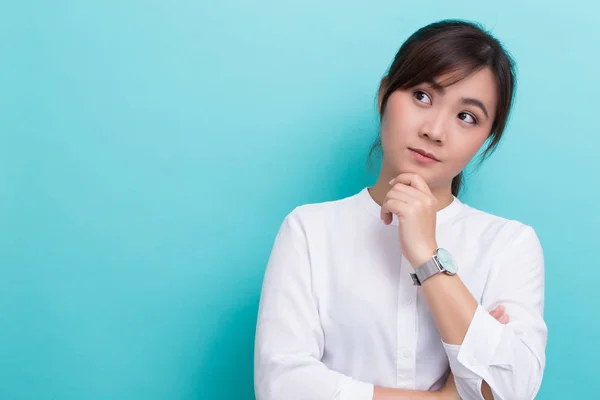 Aziatische vrouw denken op geïsoleerde achtergrond — Stockfoto