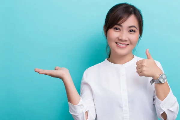 Asiatisk kvinna visa kopia utrymme och visa tummen upp — Stockfoto