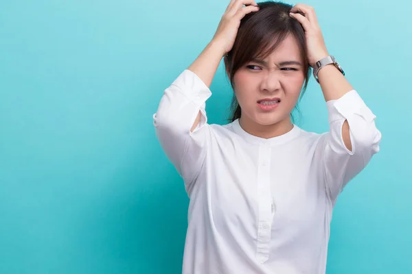 Serieuze vrouw op geïsoleerde achtergrond — Stockfoto