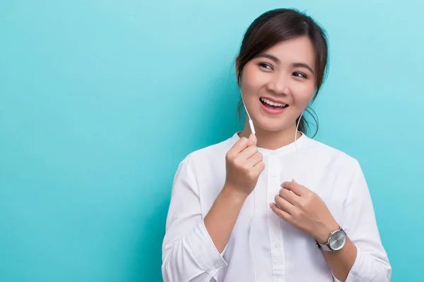 Wanita Asia menggunakan earphone untuk panggilan — Stok Foto