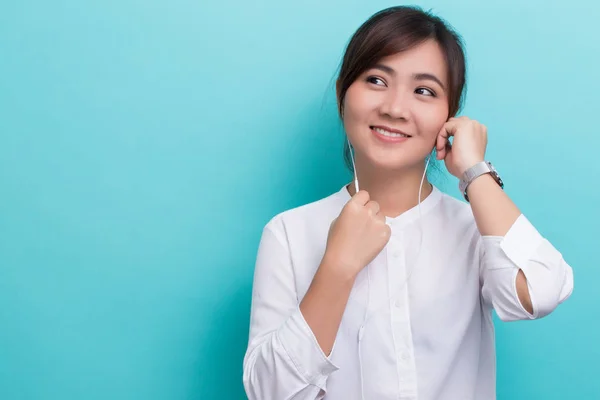 Mujer escuchando música en auriculares —  Fotos de Stock