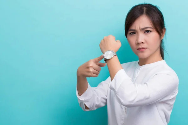 Mujer asiática pregunta "¿qué hora es?" —  Fotos de Stock