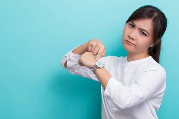 Asiatisk kvinna frågar "vad är klockan" — Stockfoto