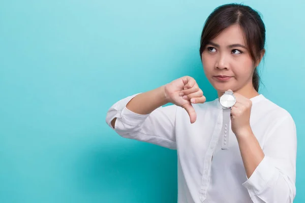 Mujer asiática pregunta "¿qué hora es?" —  Fotos de Stock