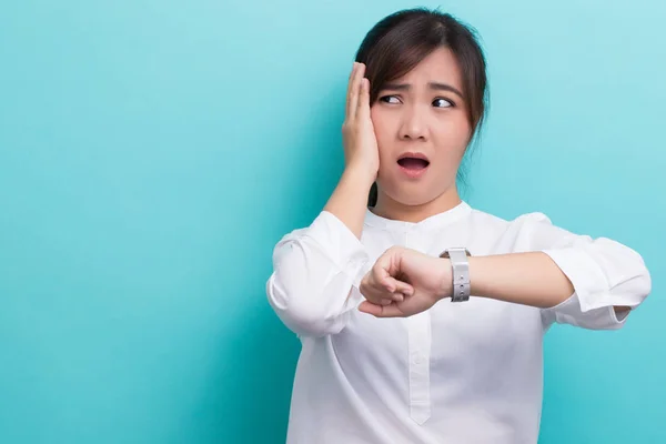 Geschokt Aziatische vrouw selectievakje ditmaal en ze is laat — Stockfoto