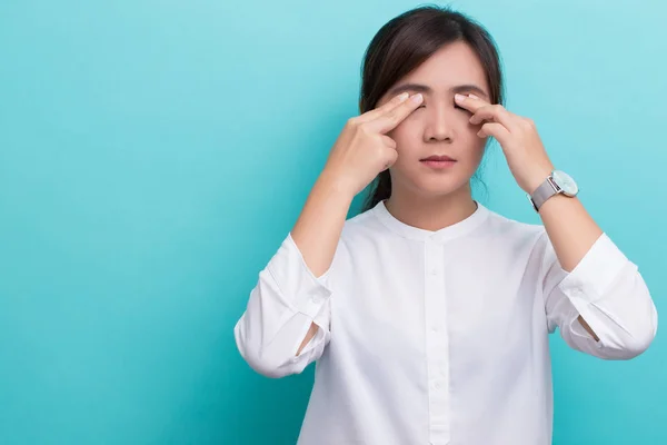 Mujer tiene dolor en los ojos — Foto de Stock