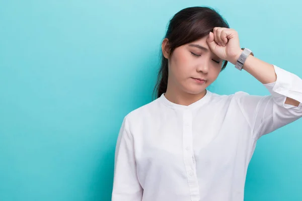 La mujer tiene dolor de cabeza — Foto de Stock