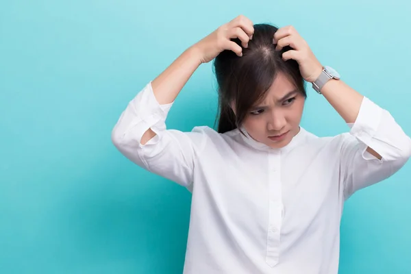 Woman scratching her head — Stock Photo, Image