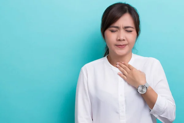 La mujer tiene dolor de garganta —  Fotos de Stock