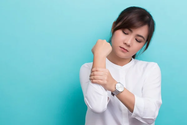 Mujer tiene dolor en el brazo —  Fotos de Stock