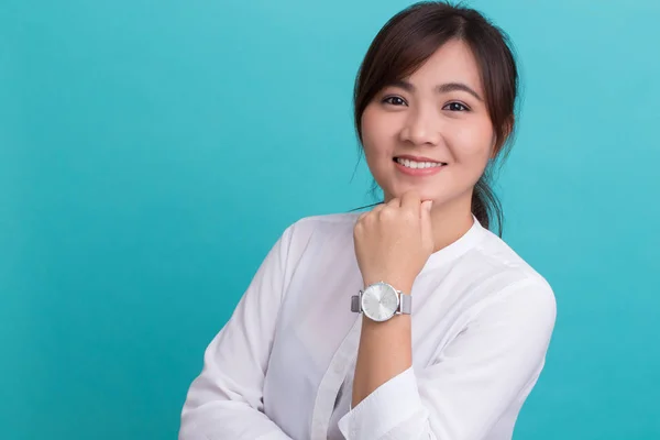 Mujer asiática con su reloj —  Fotos de Stock