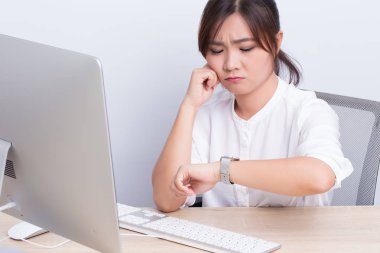 Asyalı kadın ofiste sıkıcı hissediyorum