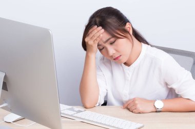 Kadın işten baş ağrısına sahip