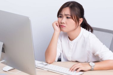 iş yerinde hüzünlü kadın