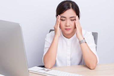 Kadın işten baş ağrısına sahip